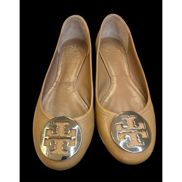 Tory Burch Classic Flats Size 9.5 Tan Gold Medallion Comfortable - Picture 2 of 14